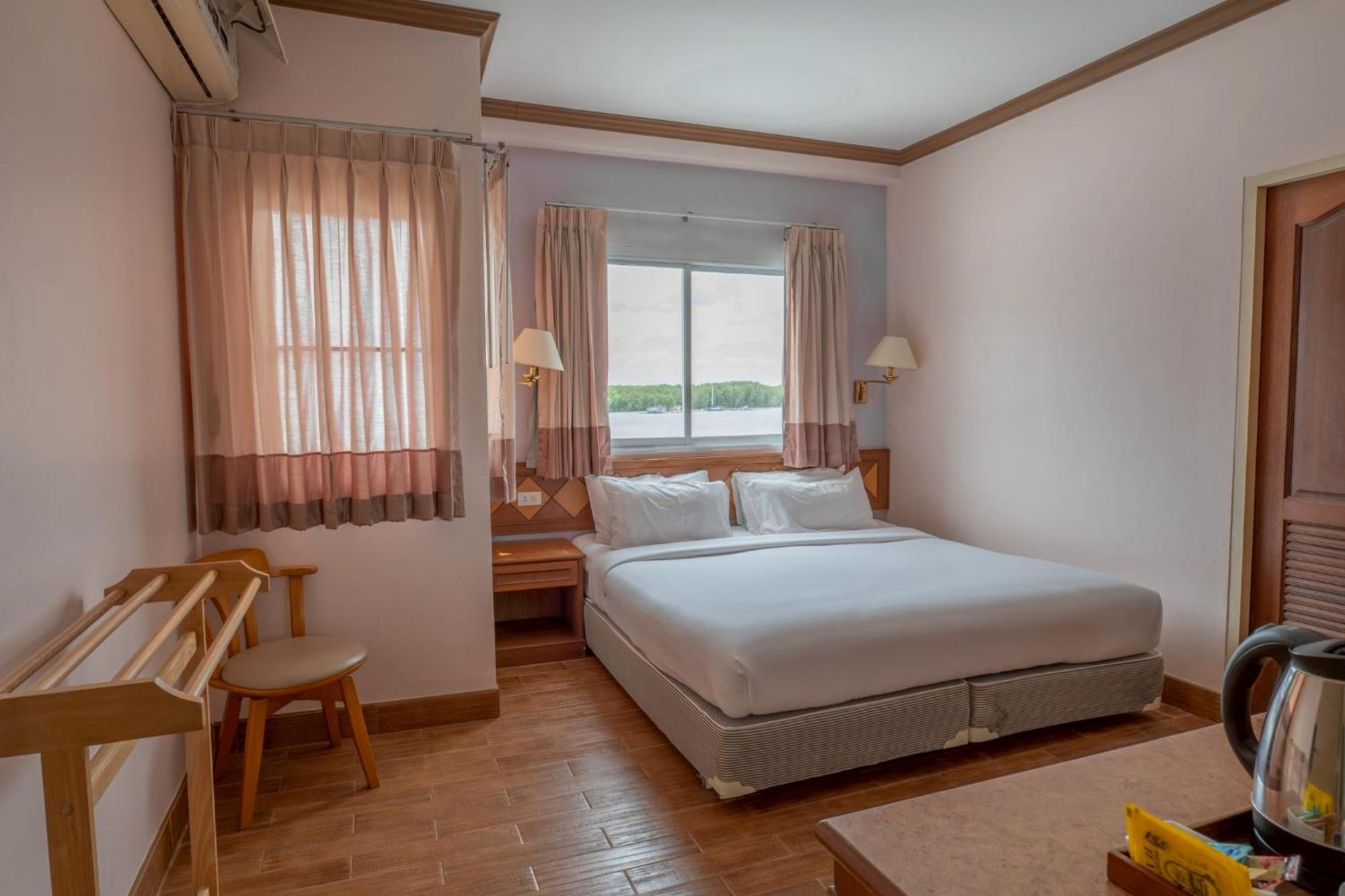 Hotel River